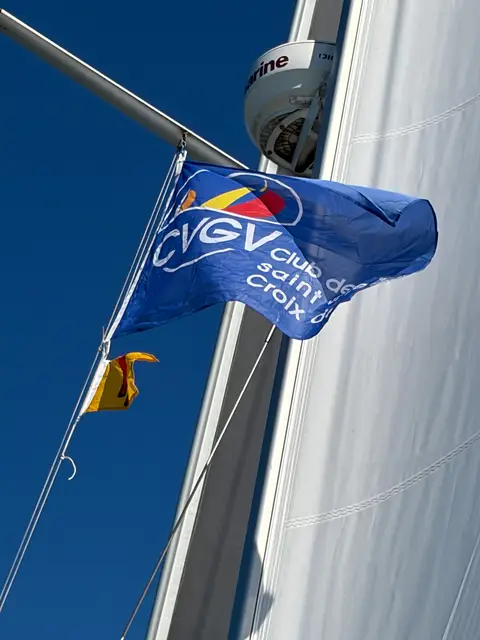 Le pavillon du CVGV hissé, au large de Noirmoutier