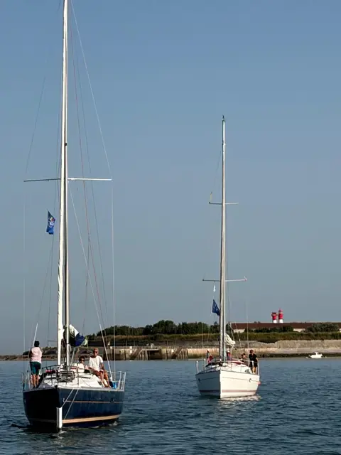 Deux voiliers de la flottille au départ du port